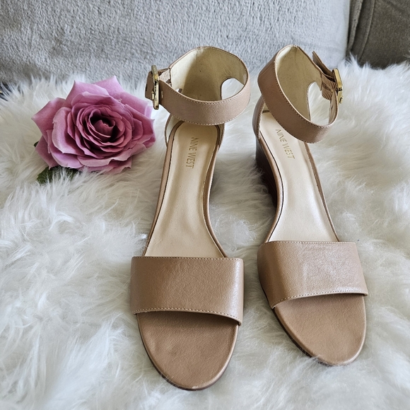 Women beige nine west wedge heel SZ 9.5 - Picture 4 of 9
